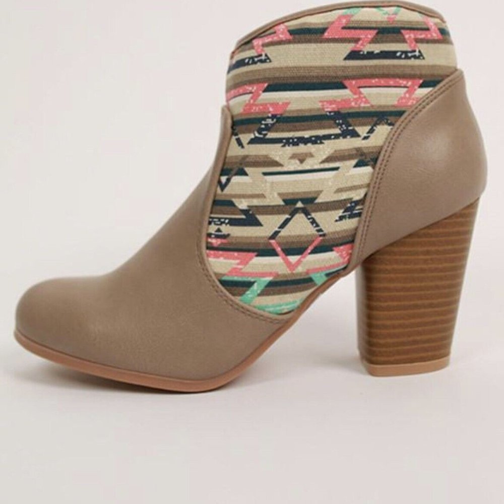 Qupid Tan Taupe Aztec Print Heeled Ankle Boot Bootie Women's Size 8